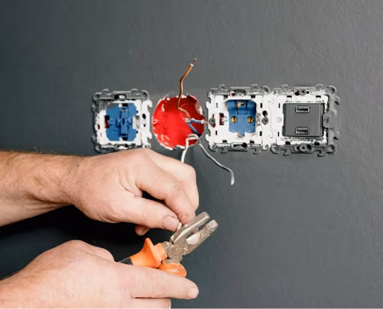 Elektriker bei der Arbeit an Elektroinstallation in der Schweiz- Finito